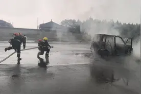 老年代步车行驶途中突然着火，网购“三无电池”惹的祸图片