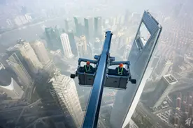 在冬日600米高空擦窗，他们最懂“高处不胜寒”图片