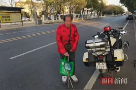武汉经开区民警暖心帮助迷路的九旬老人安全回家图片