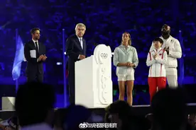 孙颖莎吹灭奥运圣火图片