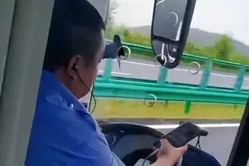 吉林一公交司机在高速公路驾驶时戴耳机看手机，公交公司：已解聘图片