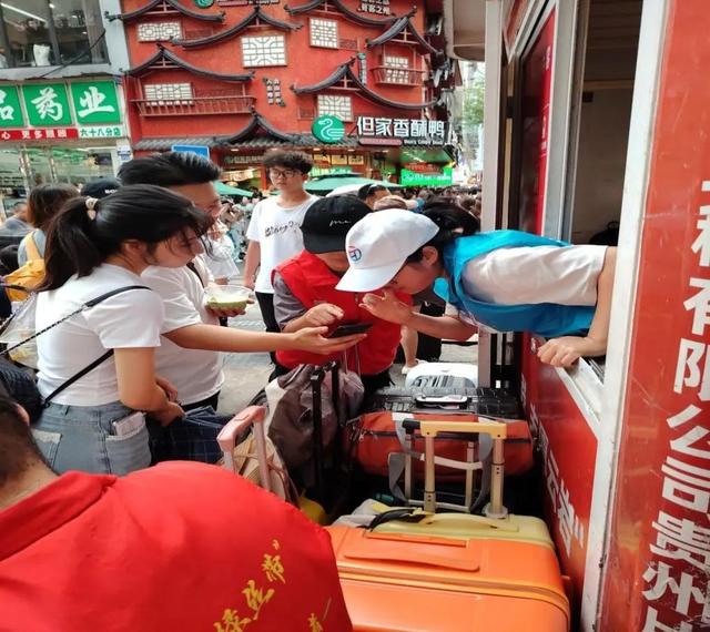 爽爽贵阳 我爱贵阳|青春作伴清凉守护——“小贵贵”与游客的17万次温暖相遇