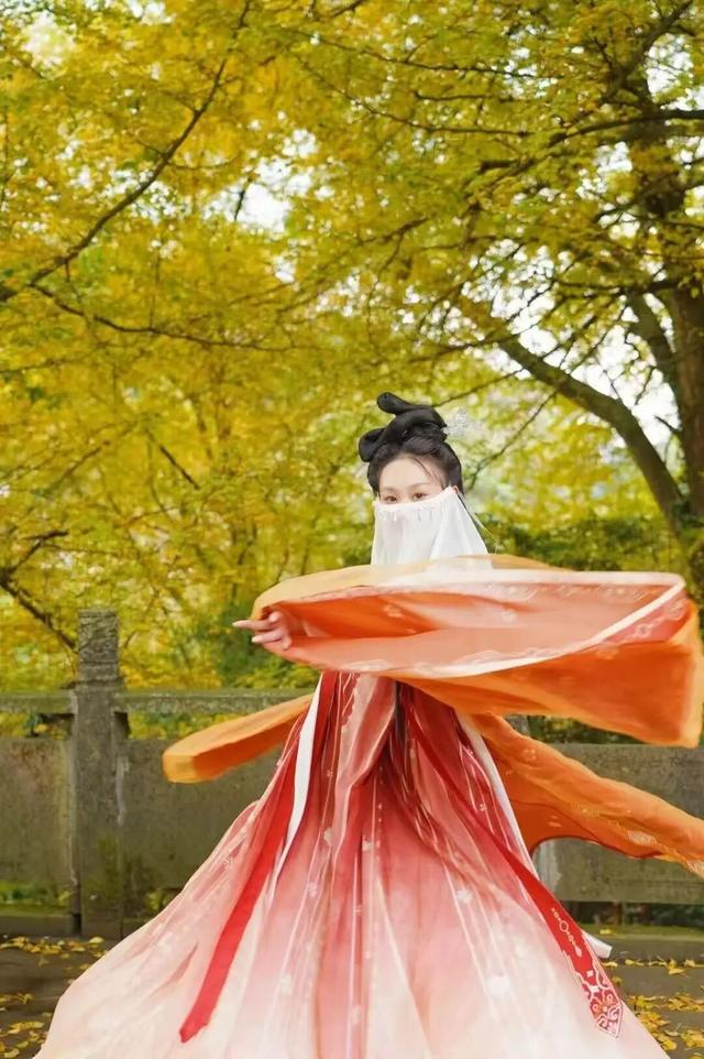 蒙顶山的银杏你不必问，绝对值得一场奔赴！