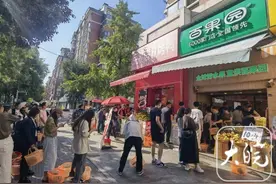 合肥街头两店铺打起榴莲价格战 9.9元/斤引抢购，店员称“血亏”图片