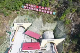 泸石高速2024年通车段首座特长隧道双幅贯通图片