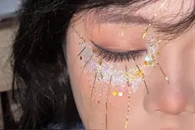 大一女学生帮同学化妆月挣2千：学视觉传达设计，锻炼能力没耽误学习图片