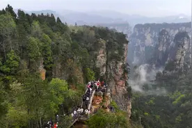 中国之城丨湖南张家界：中外游客乐享风光图片