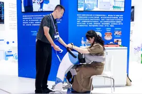 让失能老人移位更轻松，腾讯银发辅抱式移位机亮相互联网大会图片