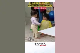 每一位哥哥都是妹妹的守护神！哥哥转身看到妹妹突然站起来惊喜万分，哥哥随后宠溺的抱住妹妹，两人紧紧相拥。图片