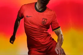 打几分？👀国足新球衣发布！主场红色搭配黑色底纹，客场白色图片