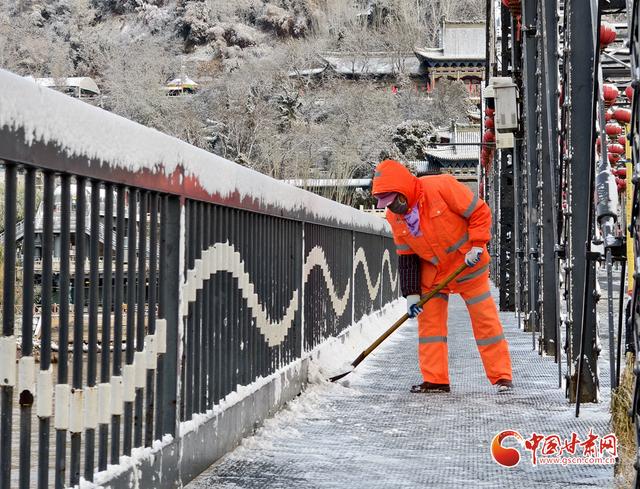 初雪漫兰州：中山桥畔银装展 白塔山下雪意浓