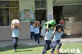 3分钟安全撤离！南京这所小学开展“沉浸式”地震逃生综合演练图片