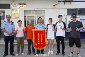 这对38年未相见的父女紧紧相拥 失散38年的亲人终相见图片