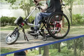 大爷坐轮椅高速路上狂飙！手上还拿着手机在导航，轿车司机都捏把冷汗图片