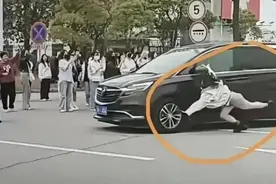 女子机场追星“冲车”被刮倒，起身后继续跟！首都机场：已处理31人图片
