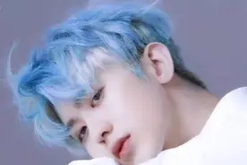 神仙颜值！蔡徐坤蓝发造型帅出新高度图片