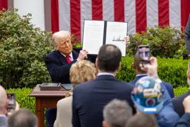 取消小额包裹关税豁免，特朗普终于还是对中国跨境电商下手了……图片