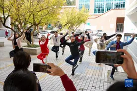 山海相逢，心近情牵：黔港高中生的“同一堂课”图片