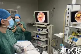 去了一趟游乐场，两岁女童竟被仿瓷沙粒堵住了耳道图片