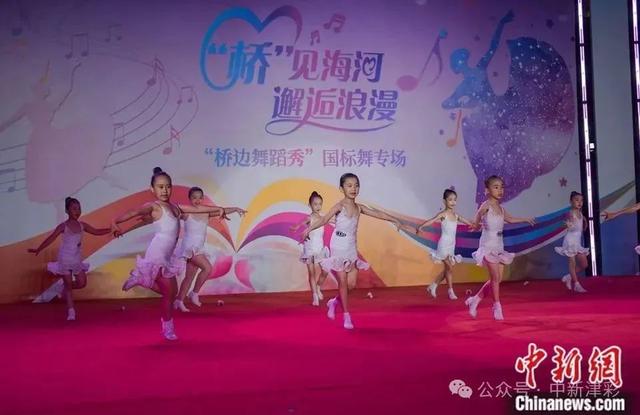 人这一辈子，一定要来天津听一场桥边音乐会！