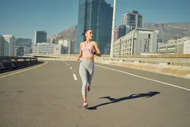 涨知识｜膝盖和臀部容易酸痛和抽筋？跑者别忽视这块肌肉图片