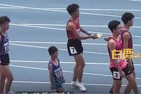 男子400米比赛惊现8岁小孩哥！身高只有其他选手一半，当事人回应：妈妈给报错了，我不生气图片