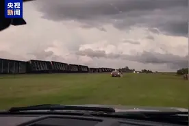 美国火车又脱轨了！一列货运列车40节车厢侧翻图片