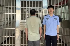 诱骗不明真相的人购买神奇“药水” “抓蛇人”揭某被警方带走图片