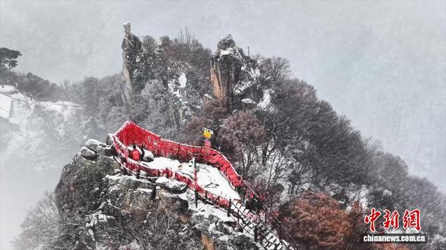 古城西安迎飞雪 巍巍秦岭换“冬装”