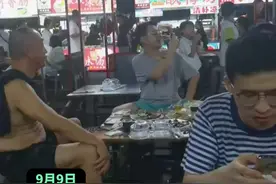 下雨天在济南环联夜市练摊，被商家的电动大棚震惊了，网友：主打一个风雨无阻图片