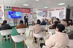 民生银行泰安丽景花园社区支行开展“远离金融消费风险”宣传活动图片