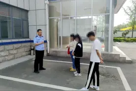 15岁女孩无证驾驶，亲妈果断报警！图片