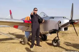 山东80后农民，初中学历，造出18架飞机！关键真飞飞飞起来了，他自己开的！网友：我在人间凑数系列又+1图片