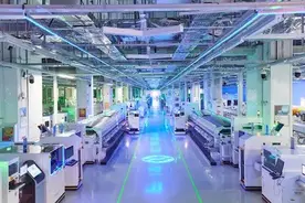 实探富士康郑州工厂：年轻人开始在生产线上操作“机械臂”图片