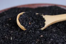 嘴馋想吃零食？补肾养颜的黑芝麻糕，居家就能学做图片