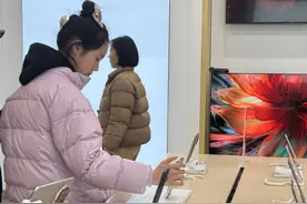 天南海北非遗年|“国补”上新！顾客线下选购忙图片