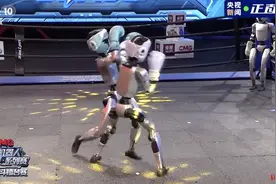 全球首个人形机器人格斗赛举行，宇树科技：已开发体感人形机器人控制系统图片