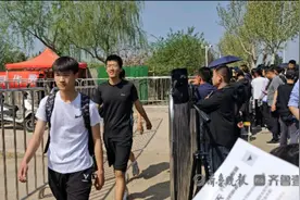 2024山东体育高考开考，2.5万人报名，报名人数较去年下降图片