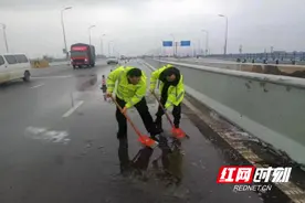迎战大寒潮｜除冰清障保畅通，他们昼夜不停！图片