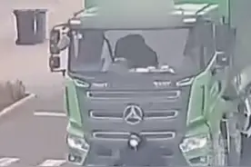老人坐轮椅进入大货车视野盲区，小哥一路追赶提醒，网友：救了两个家庭图片
