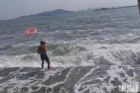 青岛好人丨突遇大浪，父子俩游泳被困海中！众“巧克力大爷”齐出手图片