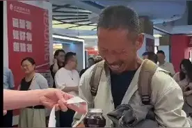 评点新闻：工地大哥走进读书会的意义图片