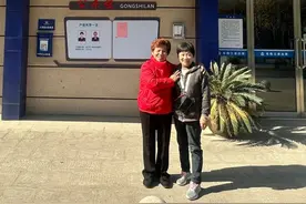 失联30多年，同窗挚友终于在派出所门口惊喜相见图片