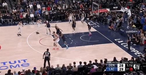 蔫坏啊😂哈登“指挥”约基奇传给空位威少 威少空位打铁了图片