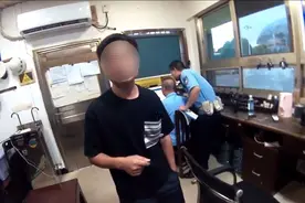 科目三多次挂科，湘潭一男子花3000块买了一本“驾照”，出事故后被交警发现：假的图片