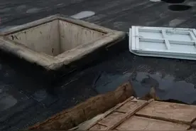高龄小区楼顶天窗全换新，顶层居民脱离雨天楼道漏水窘境图片