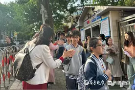 青岛高中自招笔试开考！考生从容赴考，家长称以平常心面对图片