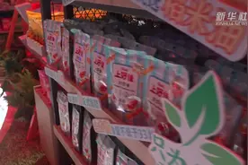 （第六届进博会）太好玩了！真人娃娃机空降“进博会”图片