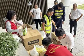 台风来袭，深圳前海时代项目工地200多名工人安全撤离图片