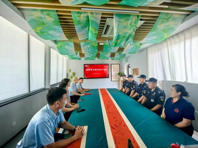 为这份善举点赞！百花洲景区一游客落水，95后保安小哥立即下水施救